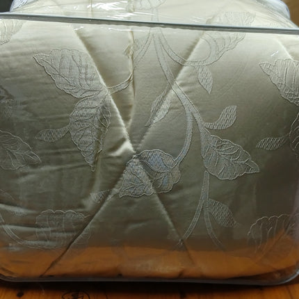 C18 -  Q5pc Comforter Set Jacquard Material
