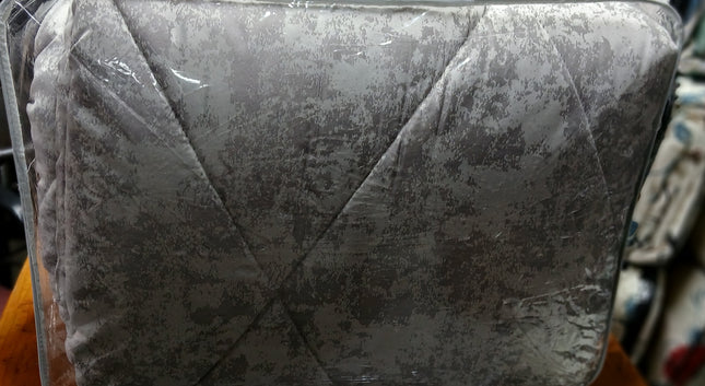 C20- New K5pc Jacquard Comforter Set.